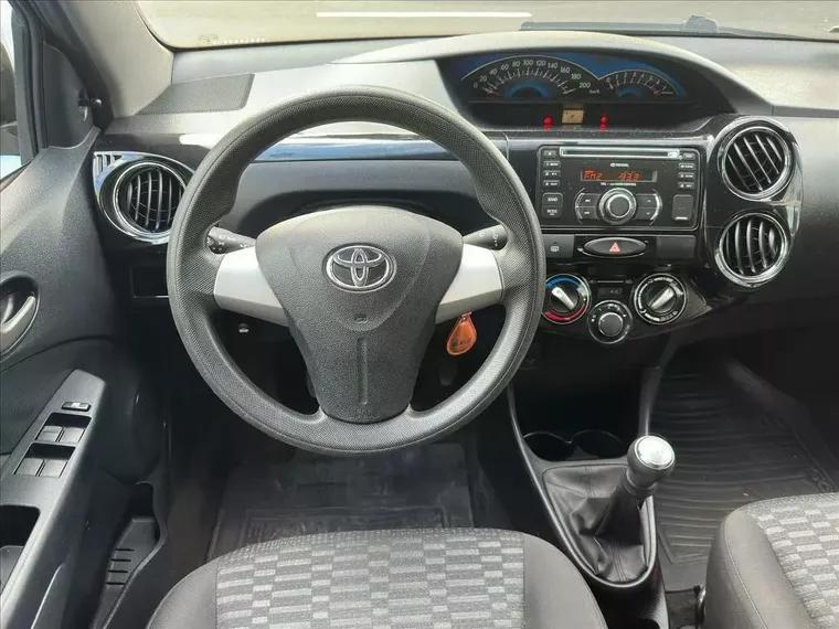 Toyota Etios Preto 8