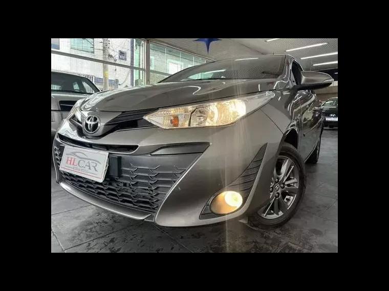 Toyota Yaris Cinza 14
