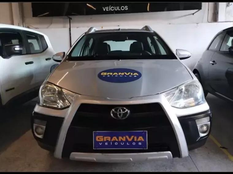 Toyota Etios Cross Prata 1