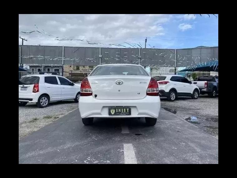 Toyota Etios Branco 3