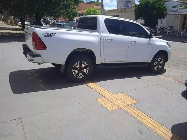 Toyota Hilux Branco 4