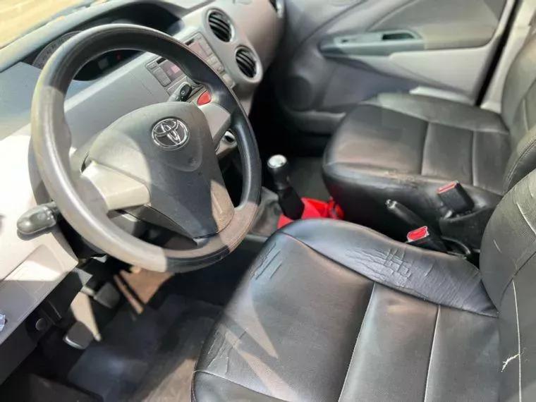 Toyota Etios Preto 9