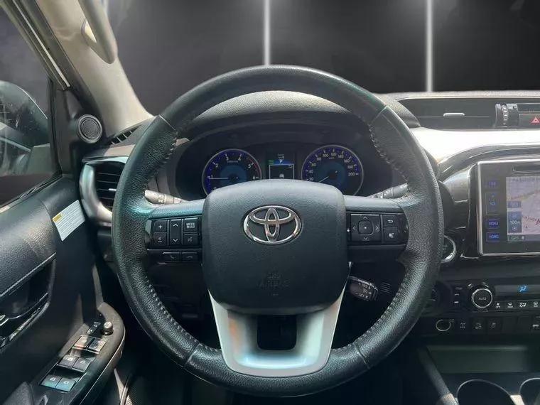 Toyota Hilux Branco 8