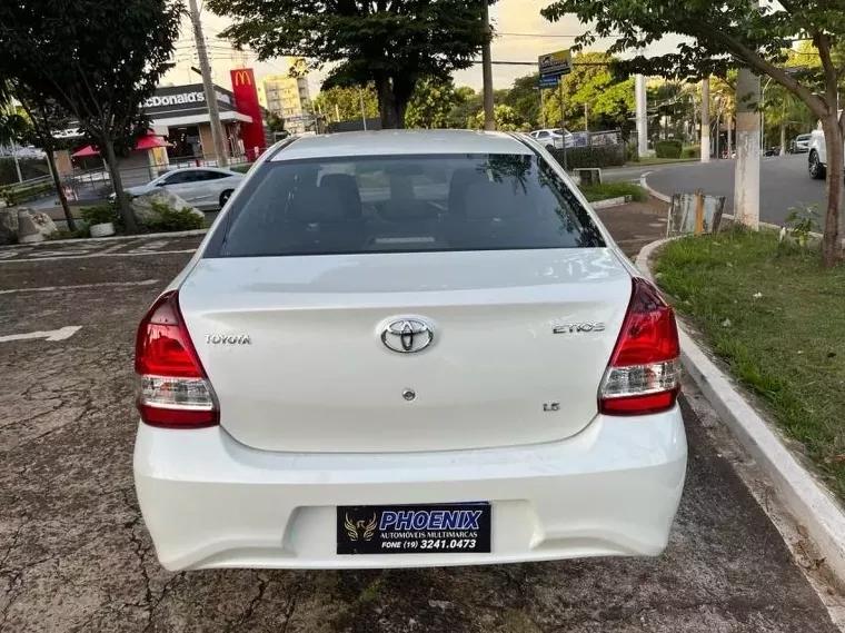 Toyota Etios Branco 5