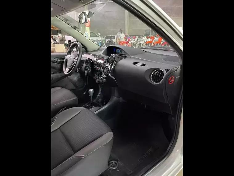 Toyota Etios Branco 9