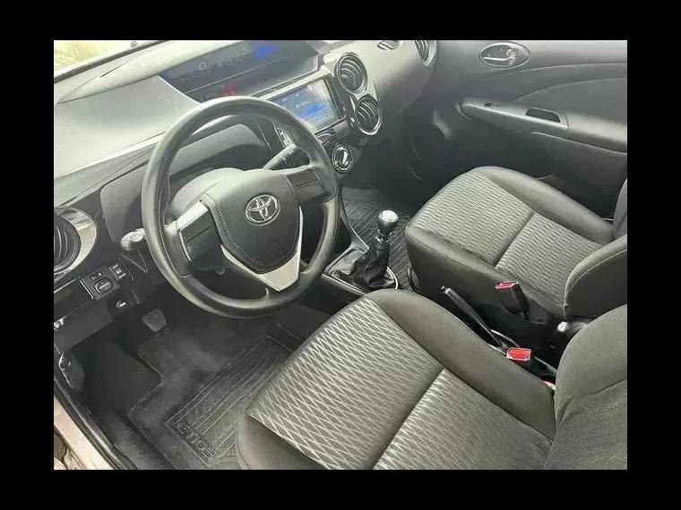 Toyota Etios Cinza 14