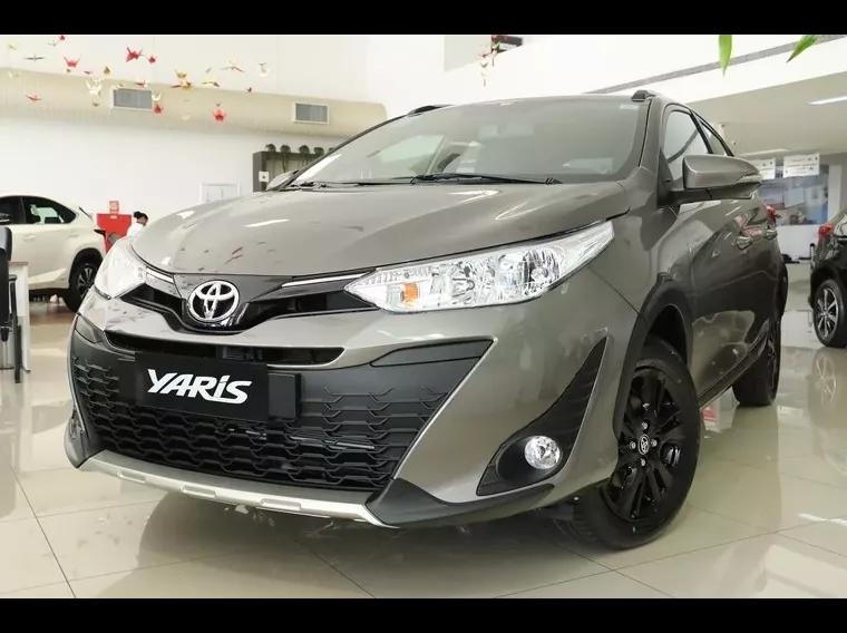 Toyota Yaris Cinza 1