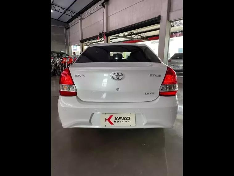Toyota Etios Branco 4