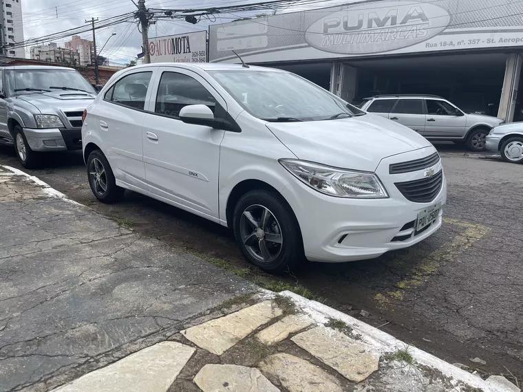 Chevrolet Onix Branco 1