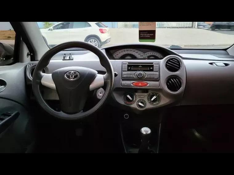 Toyota Etios Prata 11