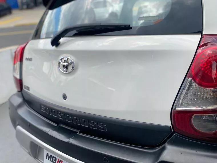 Toyota Etios Cross Branco 4