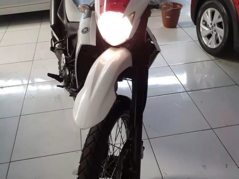 Yamaha XT 225 Branco 3